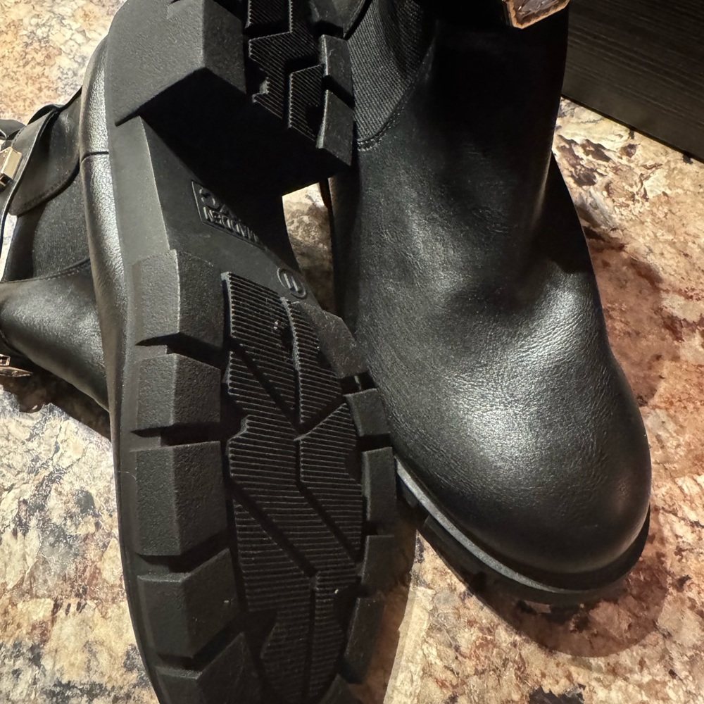 Elegant Black Ankle Boots - Picture 2 of 4